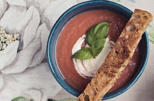 Tomatsoppa med mozzarella